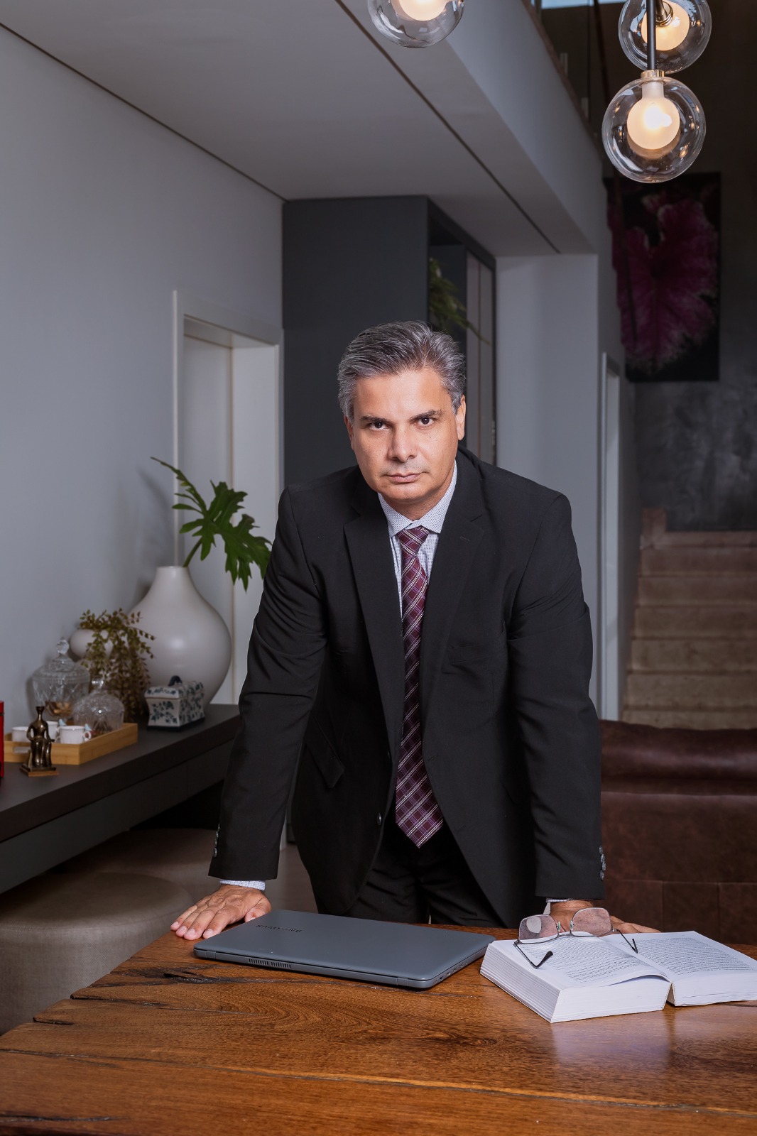 Kleber José Menezes Alves no escritório